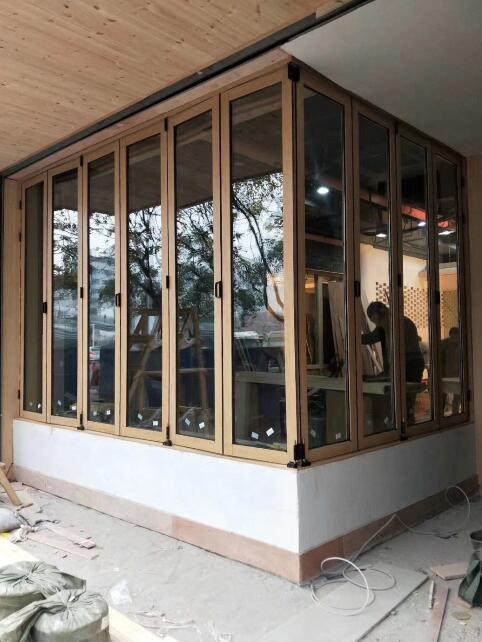 定制金松木木紋轉(zhuǎn)印上下軌道5+9+5中空透明鋼化玻璃折疊門已安裝好交付使用